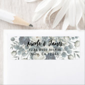 Étiquette Mariage Fleurie Moderne Bleu Foncé et Blanc (En situation)