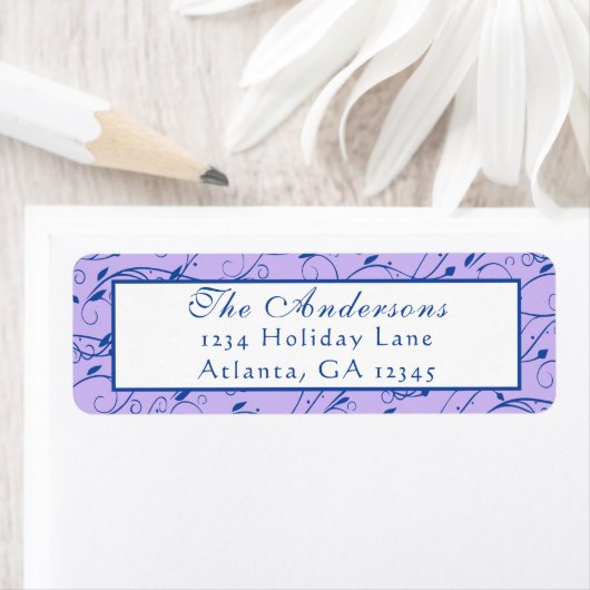 Étiquette Mariage Floral Bleu et Lilac (En situation)