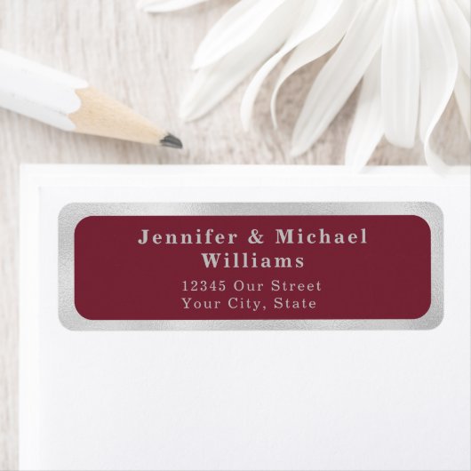 Étiquette Mariage Moderne Deep Burgundy Gris Argent (En situation)