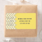 Étiquette Mariage moderne gris chevron, jaune (En situation)
