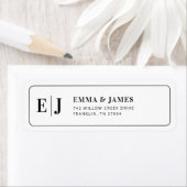 Étiquette Mariage Monogramme Minimaliste Noir & Blanc (En situation)