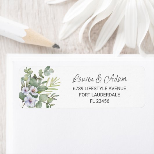 Étiquette Mariage rustique eucalyptus et fleurs violettes (En situation)