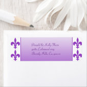 Étiquette Mariage violet et blanc Fleur De Lis (En situation)