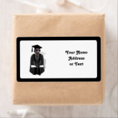 Étiquette Meerkat Graduate W/Grey Gown & Black Sash (En situation)