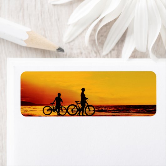 Étiquette Mère et fils à vélo à la plage (En situation)