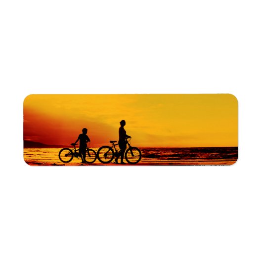 Étiquette Mère et fils faisant du vélo à la plage (Devant)