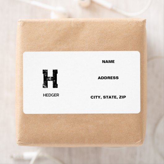 ÉTIQUETTE MINIMALIST BLACK ONE LETTER MONOGRAM NAME WHITE (En situation)