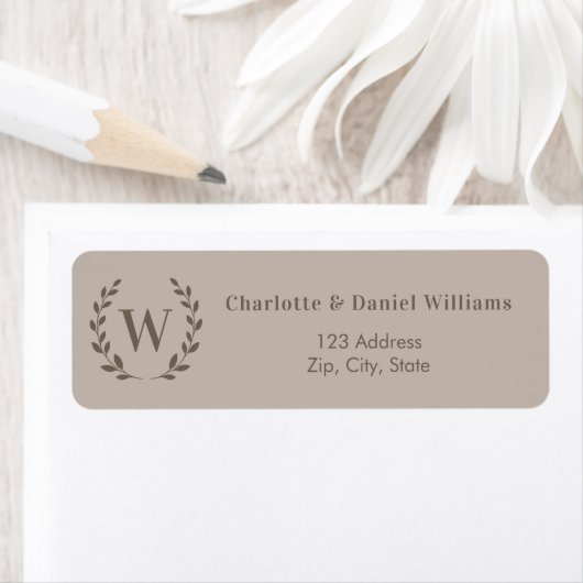 Étiquette Mocha taupe monogram initial wreath return address (En situation)