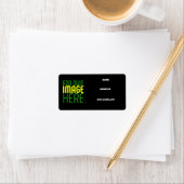 ÉTIQUETTE MODÈLE DE TEXTE D'IMAGE NOIRE SIMPLE ET MODERNE (En situation)