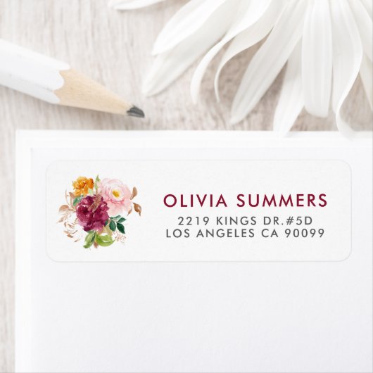 Étiquette Modèle de typographie moderne et bouquet boho colo (En situation)