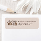 Étiquette Modern Beige Brown Yoga Studio Adresse (En situation)