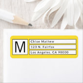 Étiquette Modern Box Monogram Jaune, b&w Adresse de retour (En situation)