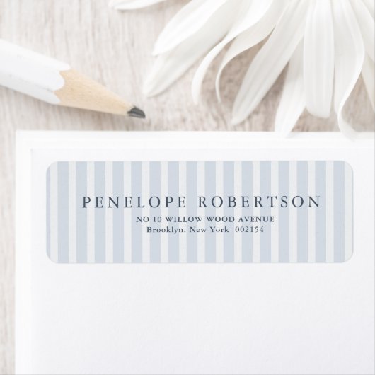 Étiquette Modern Classic Stripes Dusty Blue Vintage Wedding (En situation)