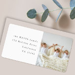 Étiquette Modern Minimal Kids Photo Return Adresse<br><div class="desc">Une étiquette d'adresse de retour photo de vacances avec typographie classique en noir sur un arrière - plan blanc simple et propre. La photo et le texte peuvent être facilement customisés pour une touche personnelle. Un design de Noël simple, minimaliste et contemporain pour se démarquer de cette période de vacances...</div>