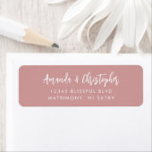 Étiquette Modern Script Dusty Mariage Rose retour Adresse (En situation)