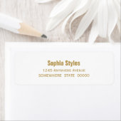 Étiquette Modern Simple Gold sur Mariage blanc Adresse de re (En situation)