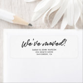 Étiquette Moderne Nous avons déplacé l'adresse de retour (En situation)