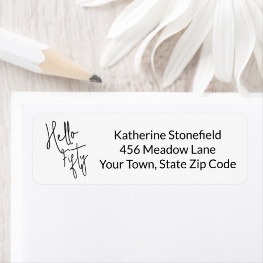 Étiquette Moderne Script Hello Fifty pour une fête d'anniver (En situation)