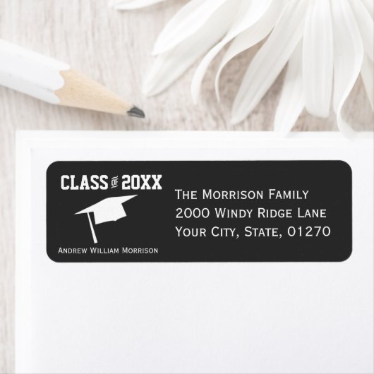 Étiquette Moderne Simple Grey Graduation Cap Classe de 20XX (En situation)