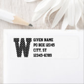 Étiquette Monogramme à points polka noirs et blancs (En situation)