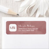 Étiquette Monogramme Brown Rosy simple et chic avec nom (En situation)