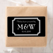 Étiquette Monogramme classique mariage vin ou bouteille d'ea (En situation)