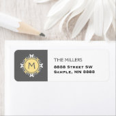 Étiquette Monogramme de couronne papillon gris jaune blanc (En situation)