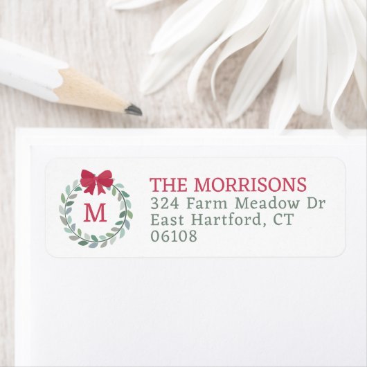 Étiquette Monogramme de la couronne rouge de Noël (En situation)