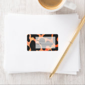 Étiquette Monogramme de zèbre orange et noir (En situation)