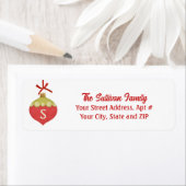 Étiquette Monogramme d'ornement de Noël rétro rouge (En situation)