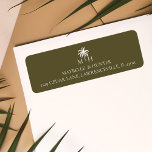 Étiquette Monogramme minimal de palmiers tropicaux<br><div class="desc">Le design présente notre palmier tropical dessiné à la main avec un monogramme personnalisé. Notre étiquette d'adresse de retour de monogramme de mariage tropical boho est parfaite pour un thème de plage ou un mariage de destination. Conception et dessin de Moodthoogy Papery.</div>