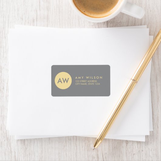 Étiquette Monogramme moderne gris clair & crème Adresse (En situation)