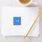 Étiquette Monogramme Motif Polka bleu et blanc. Personnalisé (En situation)