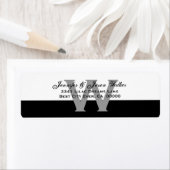 Étiquette Monogramme simple élégant noir et blanc (En situation)