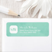 Étiquette Monogramme vert à menthe simple et chic avec nom (En situation)