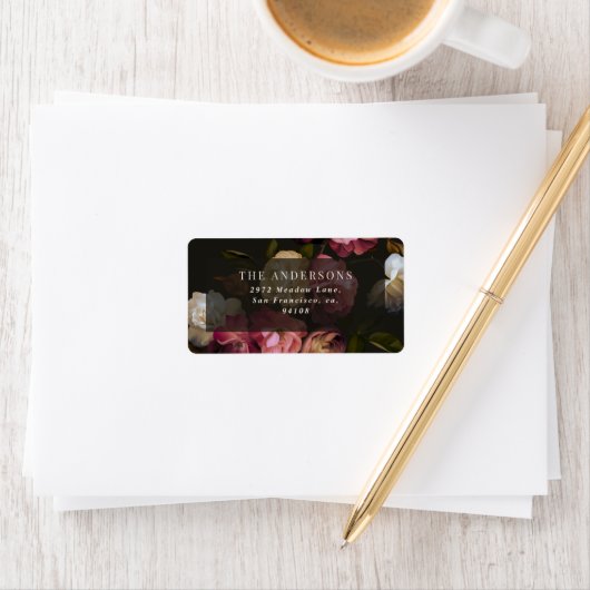 Étiquette Moody Floral Wedding Dark Romantic Black Burgundy (En situation)