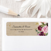 Étiquette Moody & Rustic Burgundy Kraft Cadre Floral & Or (En situation)