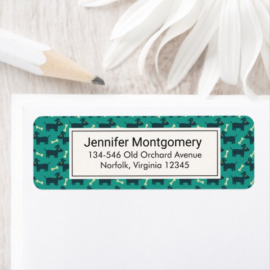 Étiquette Motif chien mignon avec os sur Arrière - plan vert (En situation)