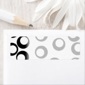 Étiquette Motif des cercles rétro noirs et blancs. (En situation)