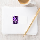 Étiquette Motif Empreinte de léopard violet et noir. (En situation)