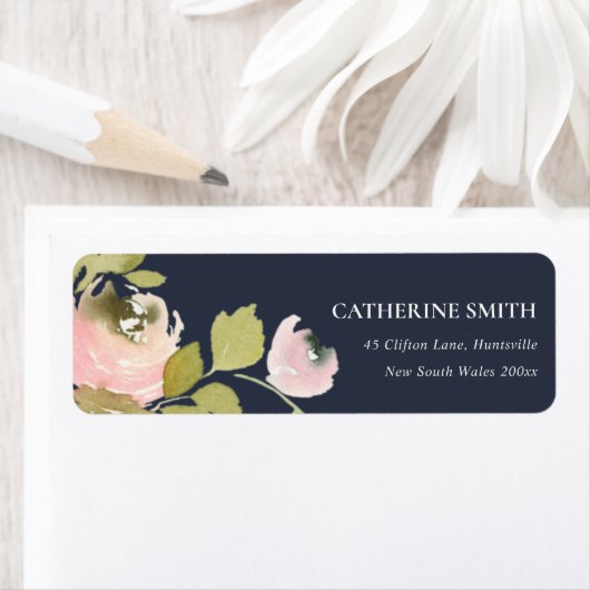 ÉTIQUETTE NAVY PASTEL BLUSH ROSE WATERCOLOR ADRESSE FLORALE (En situation)