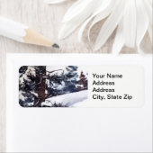 Étiquette Neige d'hiver avec troncs de pins paysage froid. (En situation)