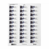 Étiquette Neige d'hiver avec troncs de pins paysage froid. (Feuille entière)