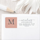 Étiquette Newlywed Monogram Mr Mrs Return Address  (En situation)