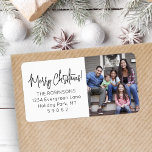 Étiquette N'importe quel script Christmas Photo Modern Retur<br><div class="desc">Ajoutez une touche de finition élégante aux enveloppes de cartes de vacances avec des étiquettes d'adresse de retour personnalisées modernes. L'image et tout le texte sur ce modèle sont simples à personnaliser avec n'importe quel libellé, comme Joyeux Noël, Joyeux Fêtes, Joyeuses Fêtes ou Bonne Année. En option, changez la typographie...</div>