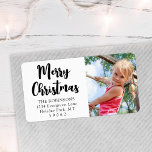 Étiquette N'importe quel texte Script Christmas Photo Return<br><div class="desc">Ajoutez une touche de finition élégante aux enveloppes de cartes de vacances avec des étiquettes d'adresse de retour en noir et blanc personnalisées. L'image et tout le texte sur ce modèle sont simples à personnaliser avec n'importe quel libellé, comme Joyeux Noël, Joyeux Fêtes, Joyeuses Fêtes ou Bonne Année. En option,...</div>