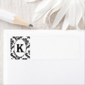 Étiquette Noir et blanc Damas initial (En situation)