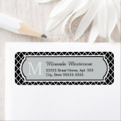 Étiquette Noir et blanc moderne Quatrefoil Nom monogramme (En situation)