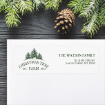 Étiquette Nom de famille personnalisé Christmas Tree Farm Re<br><div class="desc">Ajoutez une touche festive à votre courrier avec nos étiquettes d'adresse de retour de vacances personnalisées! Avec votre nom de famille et un design rétro de la ferme de Noël en vert sage,  ils sont parfaits pour envoyer des cartes de fin de année dans le style!</div>