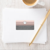 Étiquette Nom de l'adresse du monogramme Rose gris minimal R (En situation)